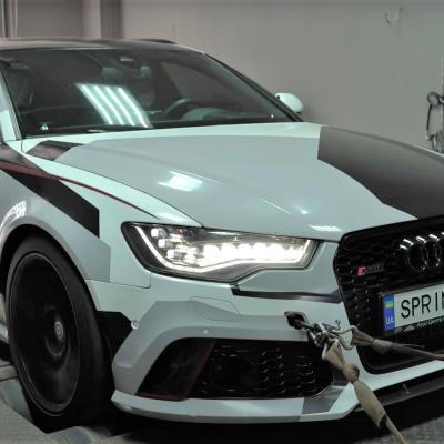 Audi RS6 в автосервисе на стенде